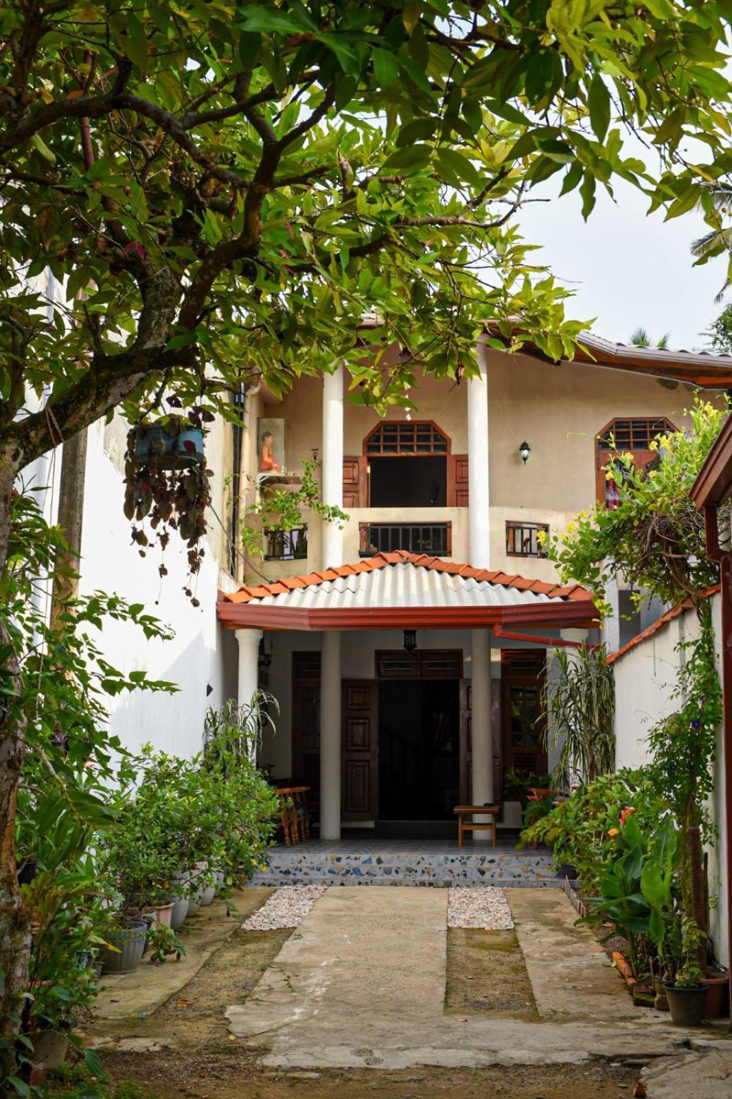 4Ty Two Homestay Галле Экстерьер фото